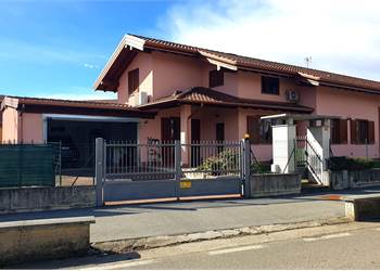 STUPENDA PORZIONE DI VILLA BIFAMILIARE!