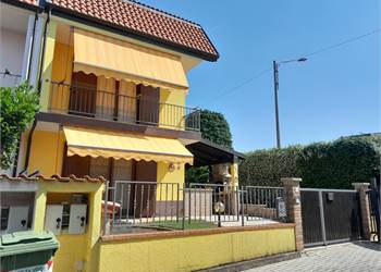 BELLISSIMA VILLETTA CON DUE BOX